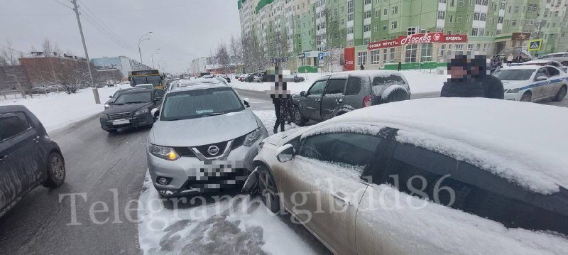    В массовом ДТП в Нижневартовске пострадал 23-летний водитель