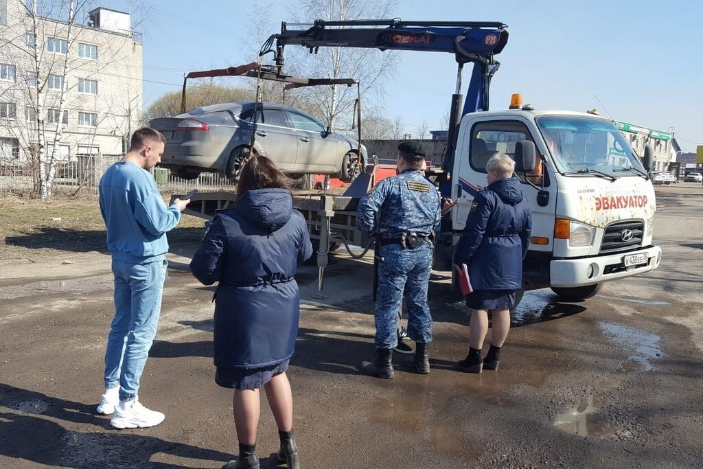    Совместный рейд судебных приставов, сотрудников ГИБДД и центра обеспечения региональной безопасности прошел 12 апреля у ТЦ "Юта" на проспекте Победы.