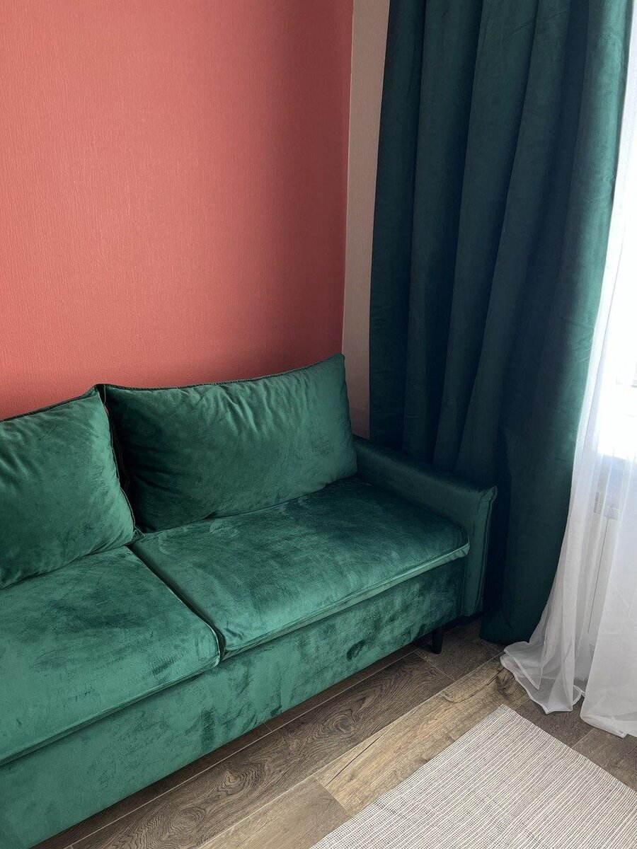 Сначала супруги хотели купить диван на популярном сайте, но не могли подобрать что-нибудь классное и подходящее под свой бюджет. В итоге Яна нашла компанию по изготовлению мебели на Авито. Этот диван вместе с доставкой обошелся им в 27 тысяч