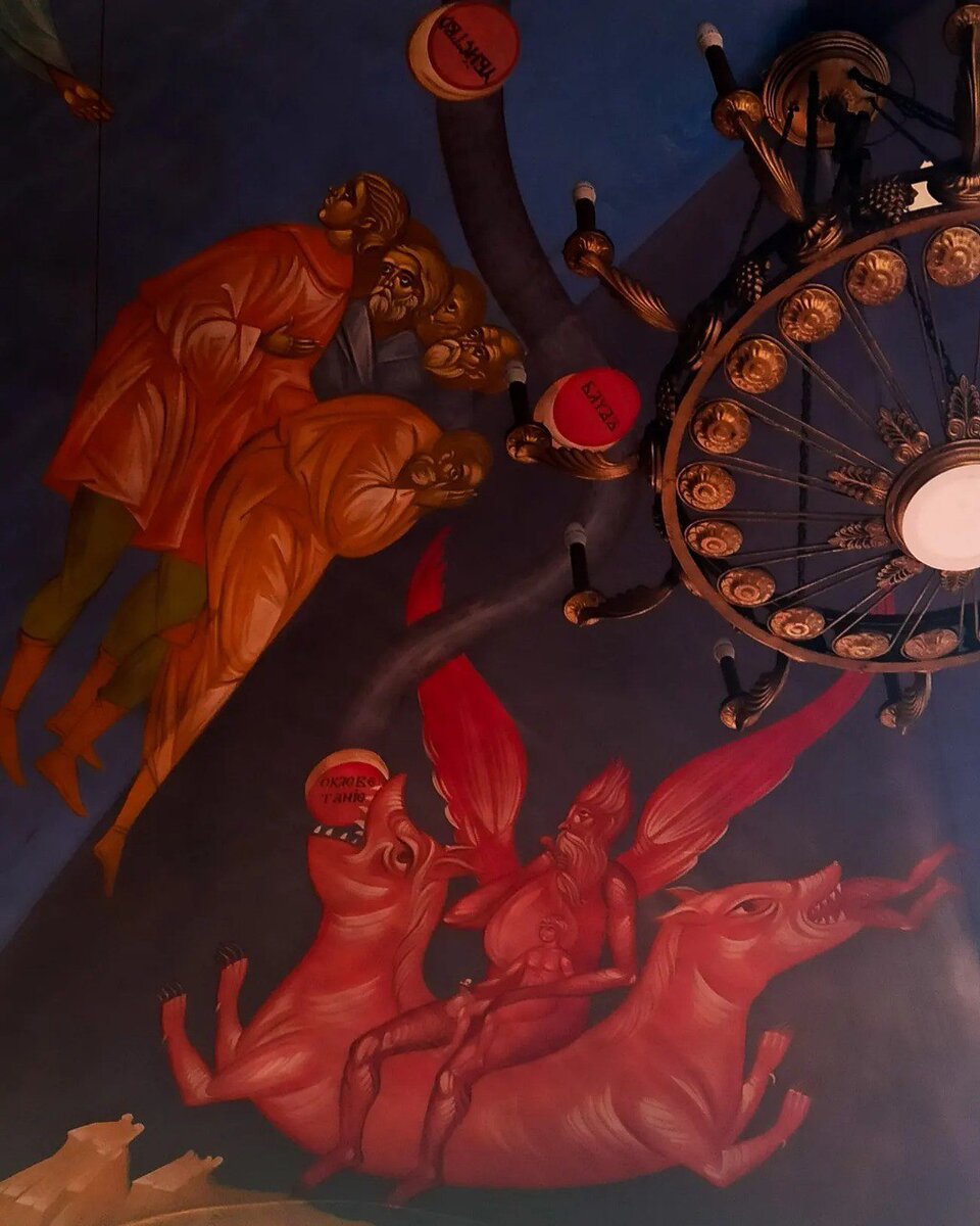 Фрески на стенах Скорбященской церкви.