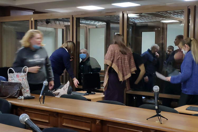  Во время оглашения приговора у Хачатряна ухудшилось самочувствие, хотя за пару часов до этого, во время выступления с последним словом, он выглядел довольно бодро: метался по судебному «аквариуму», перебирал четки Фото: «БИЗНЕС Online»