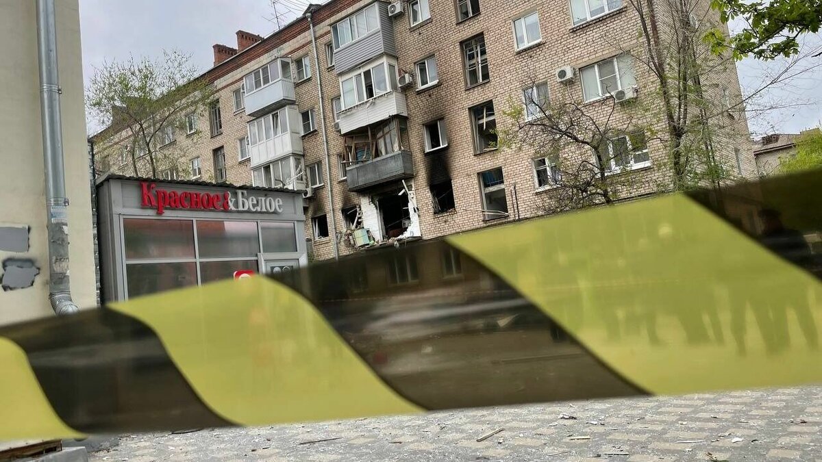     21 апреля в Волгограде прогремел взрыв в жилой пятиэтажке, разразился скандал с продажей бесплатных билетов на ретро-матч, сотрудники аварийно-спасательной службы достали из реки тонувшую девушку.