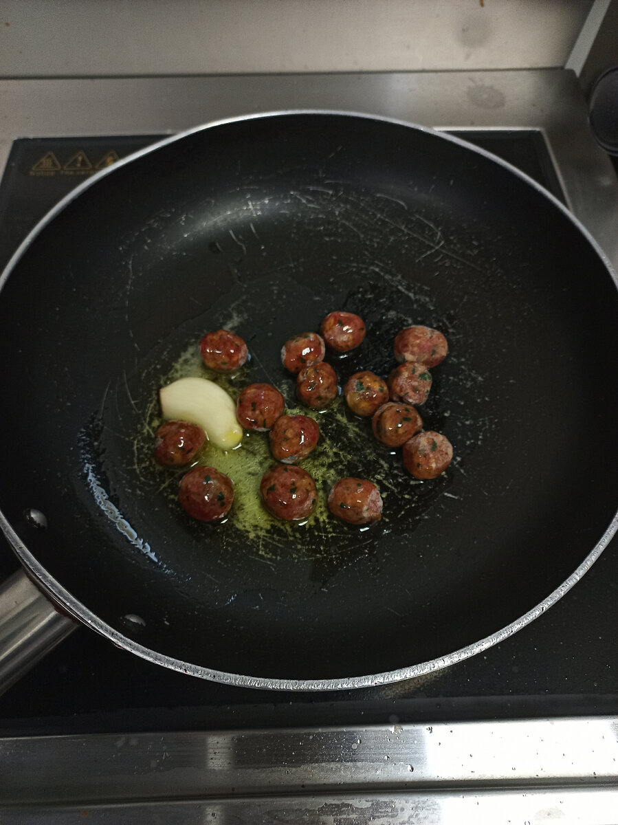 В фарш говяжий добавляем соль перец и формируем шарики размером с черешню , закидывает их к чесноку и жарим 3 минуты на среднем огне.