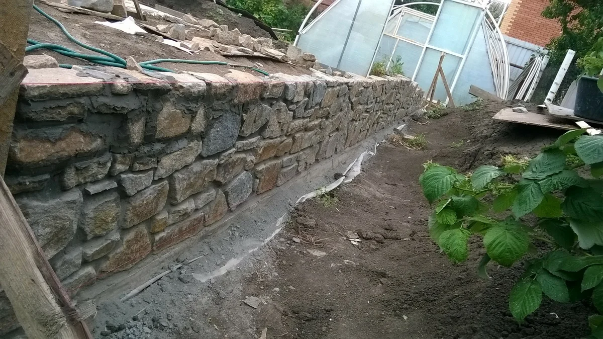 каменный забор. гиперпрессованный кирпич цвета. природный камень для облицовки. строительство каменных домов. камень строительный материал.