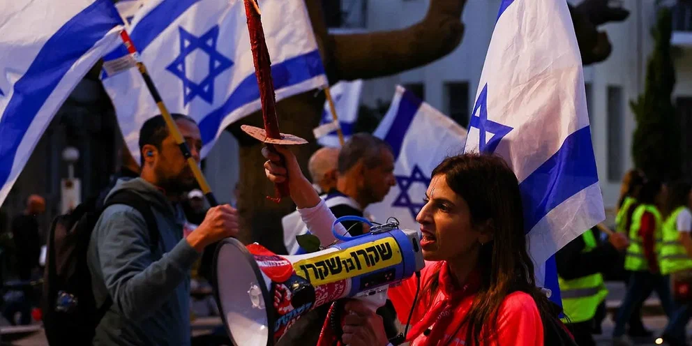 Уже четверть года на территории Израиля продолжаются масштабные протесты, направленные против судебной реформы, предложенной кабинетом министров под руководством Биньямина Нетаньяху.