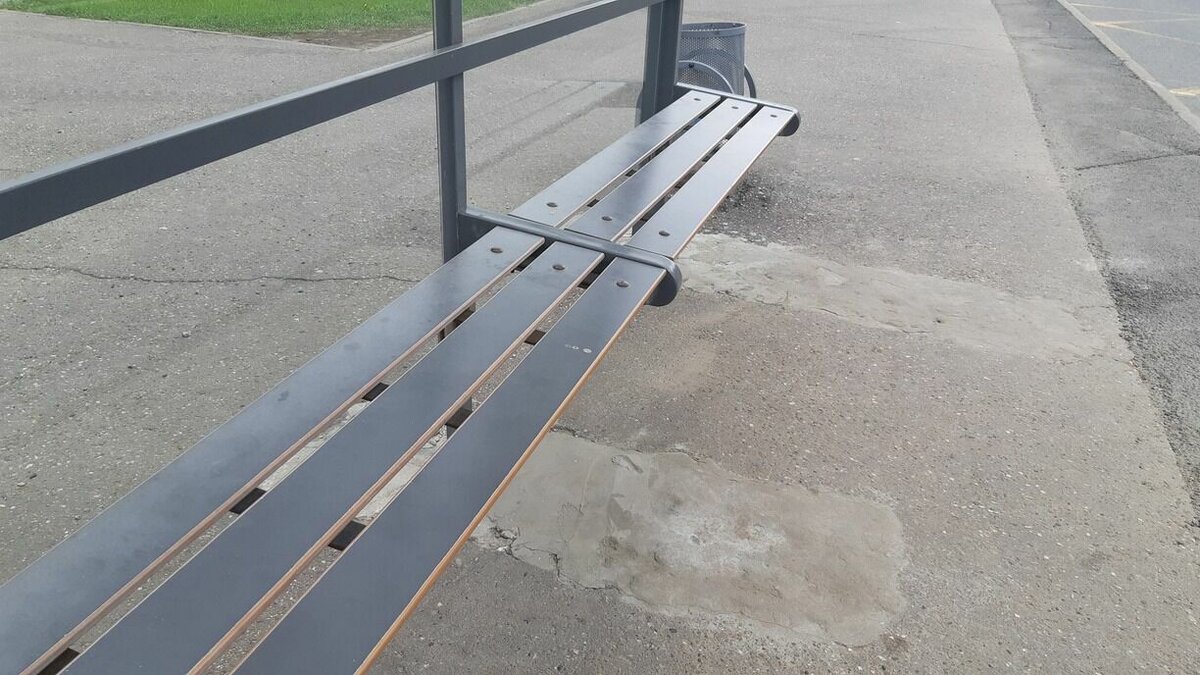     В Петрозаводске появился мужчина, который пугает местных жителей, в том числе, детей. Странное поведение горожанина попало на видео, его опубликовали в соцсетях.