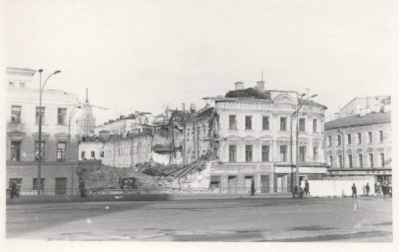 На фото А.С. Богомолова: снос в 1975 году домов по нечетной стороне Водопьянова переулка