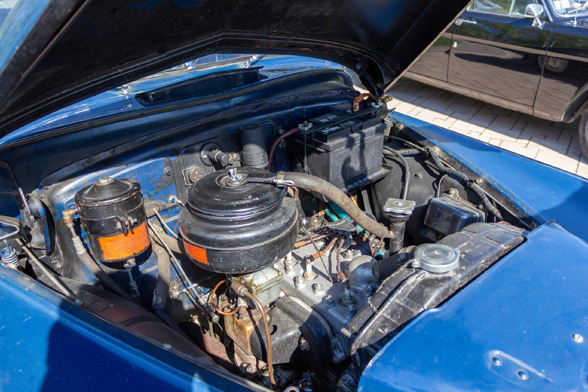 под капотом - нижнеклапанный четырехцилиндровый мотор рабочим объемом 2,1 литра и мощностью 52 лошадиных силы при 3200 оборотах в минуту. Но тех - настоящих, не задушенных сил. 