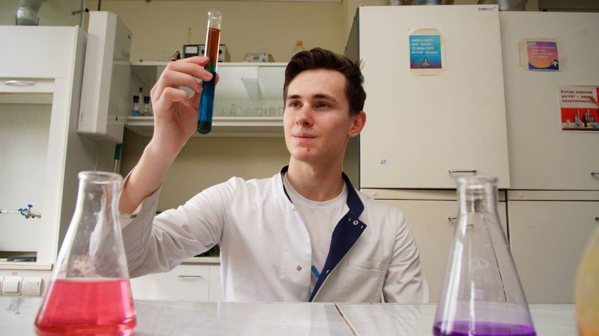    Ученик 11-го класса школы № 1589 в районе Фили-Давыдково Никита Тишин в лаборатории образовательного учреждения ставит химические опыты — на Всероссийской олимпиаде школьников по химии он завоевал диплом призера, а вторую награду получил по русскому языку / Фото: Екатерина Алексеева / Вечерняя Москва