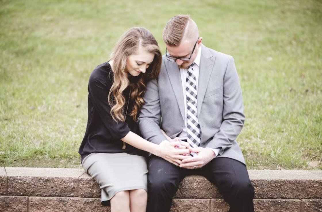    Мужчина и женщина держатся за руки:Freepik