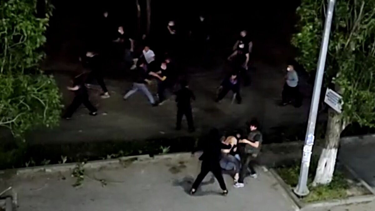     Волгоградские полицейские устанавливают участников межнациональных разборок стенка на стенку. По результатам массовой драки за медицинской помощью обратились двое пострадавших, сообщает издание «НовостиВолгограда.ру» со ссылкой на полицейское ведомство.