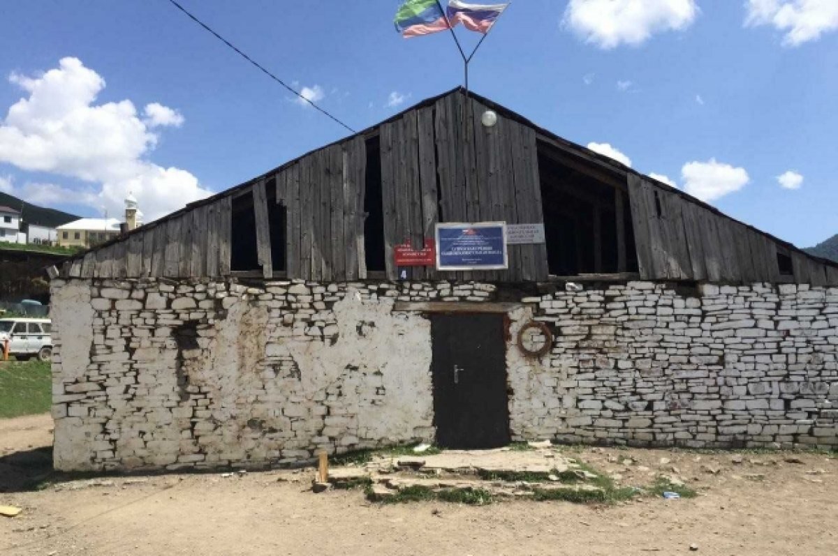    Эту школу, больше похожую на коровник, в селе Хутрах собираются ремонтировать.