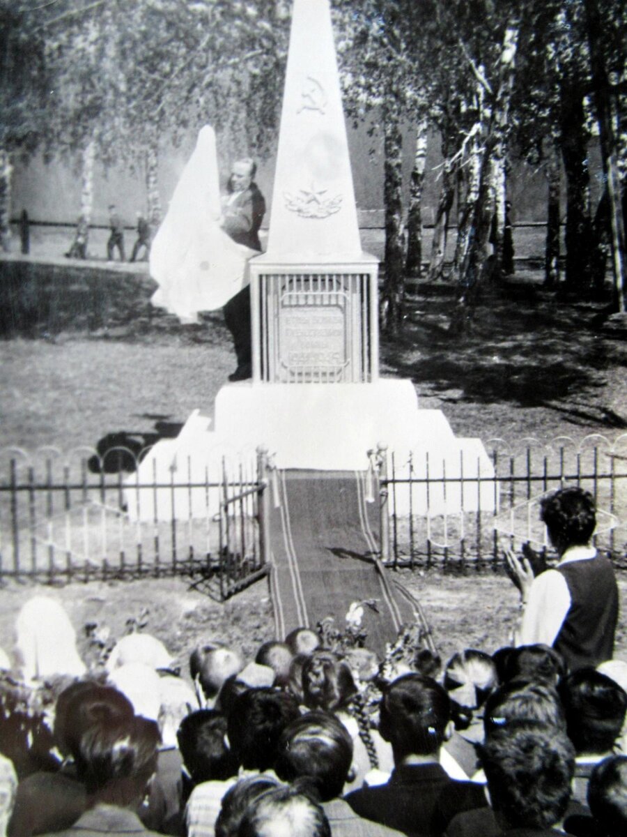 Судя по всему, на снимках - момент открытия памятника.