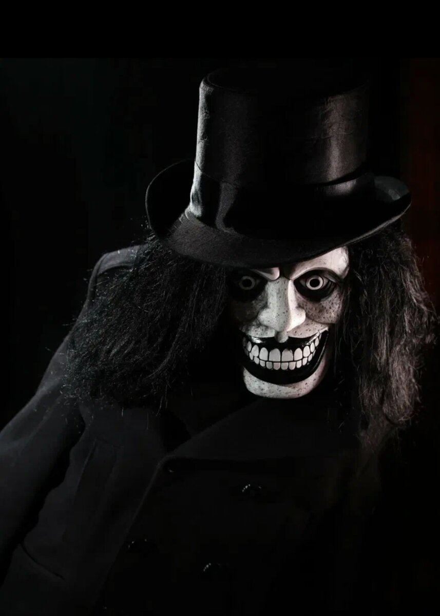 Однажды, за сумерками, в одном маленьком городке начали происходить странные вещи. Жители начали видеть по ночам странного человека в черном плаще и капюшоне. Он медленно прогуливался по улицам, а его глаза светились красным светом. Спустя пару дней, его видение начало преследовать одного из жителей городка в его снах. Этот человек стал замечать, что перед сном, на его кровати уже лежит Бабадук.Постепенно он начал замечать, что кукла начала передвигаться по его комнате ночью, иногда он видел ее даже в живых при неподходящих моментах. С каждой ночью стали появляться новые аномалии: сначала это были тихие шелесты, затем голоса из комнаты слишком многое говорили об этих откровениях.Наконец, однажды ночью, Бабадук появился в реальном мире. Житель городка проснулся от чувства ужаса, когда увидел, что кукла произвела громкий шум, после чего она изменила форму. Он заметил, что рядом с Бабадуком появилась какая-то тень, у которой не было определенной формы. Просыпаясь все чаще и чаще от таких эпизодов, ему стало понятно, что это не побороть никаким самолечением и ему пришлось сделать более серьезные выводы. Услышав тучную тьму, что гремит над его головой, человек сбежал из города, но даже там его не покинули кошмары о Бабадуке, который продолжал преследовать его до конца дней.