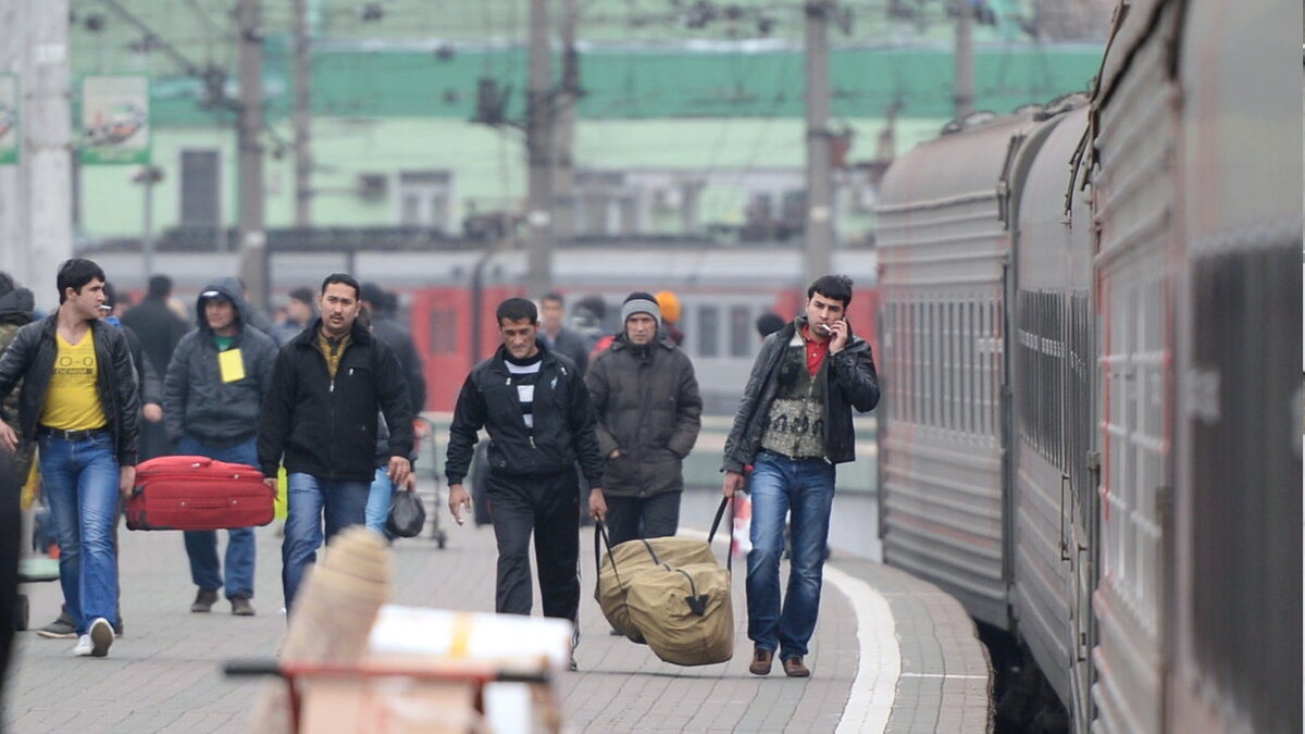 Мигранты на Вокзалах России.