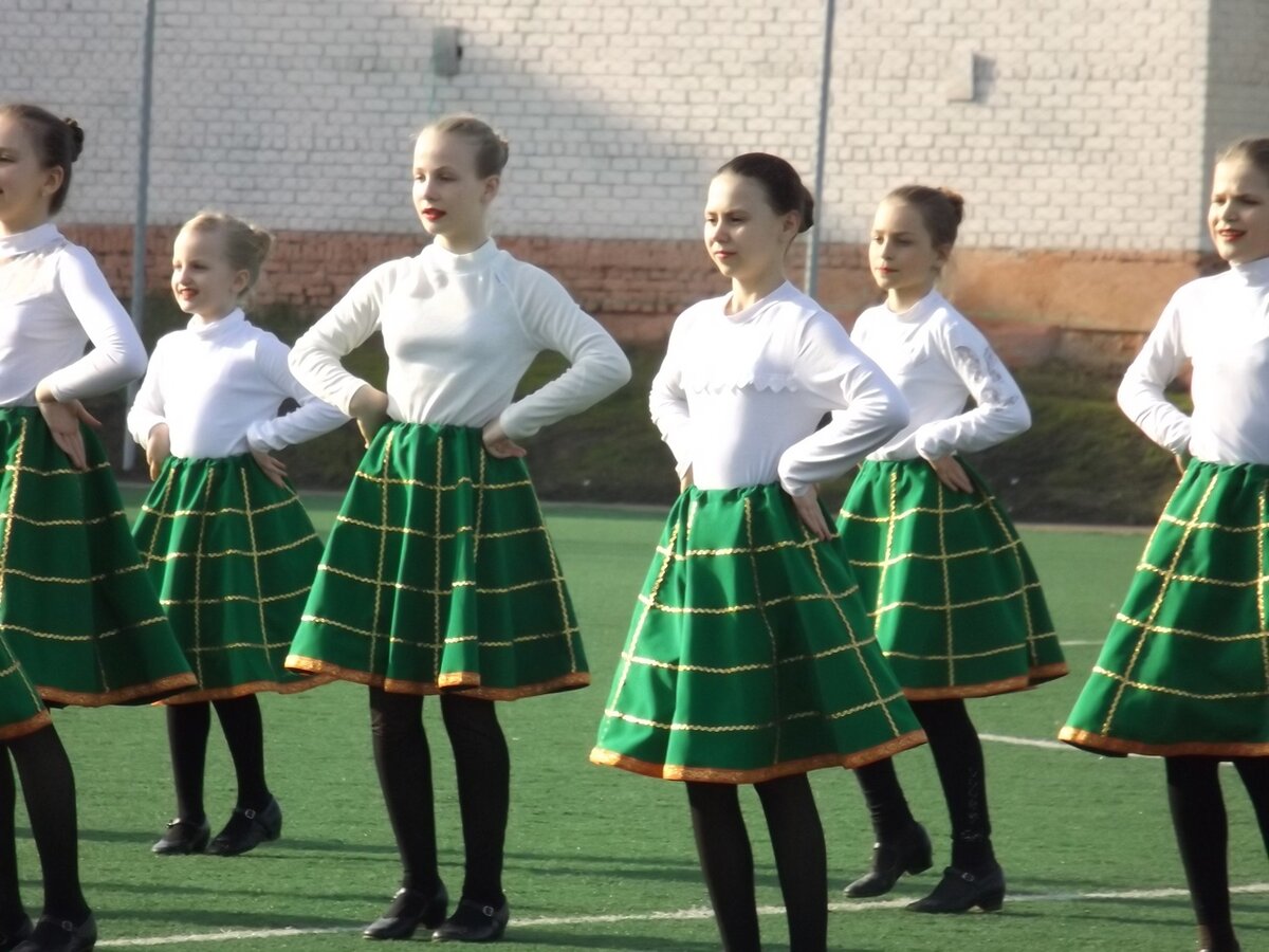 Прекрасные лискинские девушки во время перерыва в матче "Локомотива"