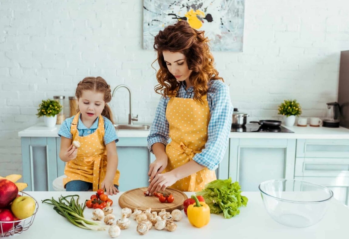 Ты должна ждать папу с работы и вкусно кормить, - учат меня девочки. - Я не  мама, а ваша няня | Эмоциональные истории любви. ВероНика Лесневская | Дзен