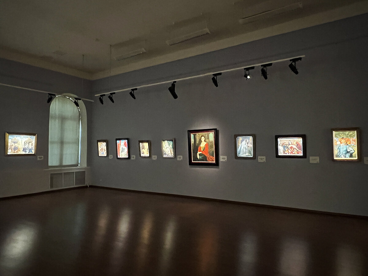 Выставка «Никас Сафронов. Светомагия». Фото автора. Листайте галерею, чтобы увидеть больше