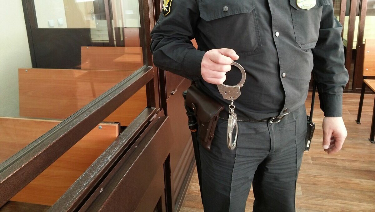     Уголовное дело завели на мужчин, отрезавших палец таксисту под Дзержинском. Его возбудили по статье «Разбой», которая предусматривает до 10 лет лишения свободы. Об этом сообщается в сюжете «Кстати».