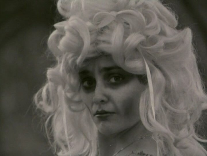 Фильм стартует с демонстрации возможностей волшебного зеркала - всё хорошее в человеке словно бы умирает.