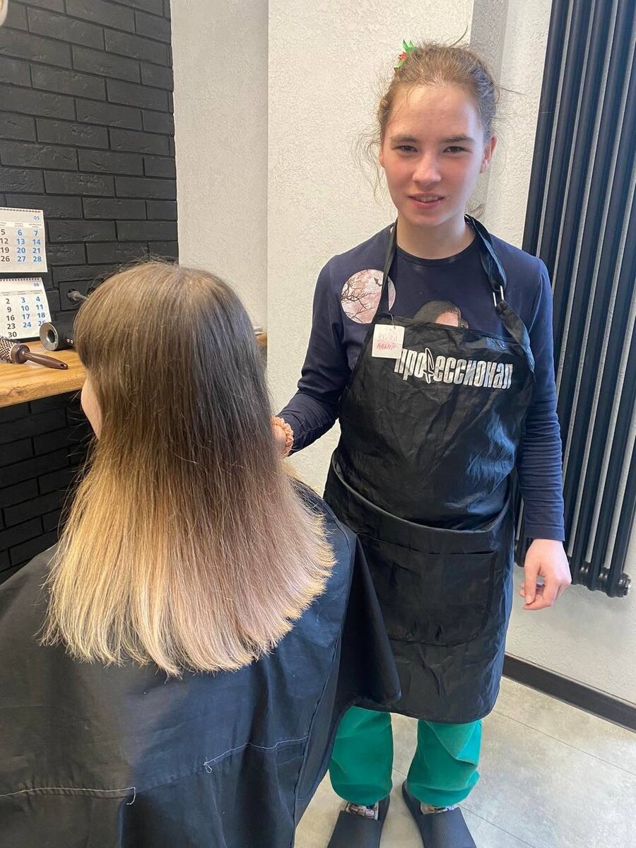 Алёна учится на парикмахера