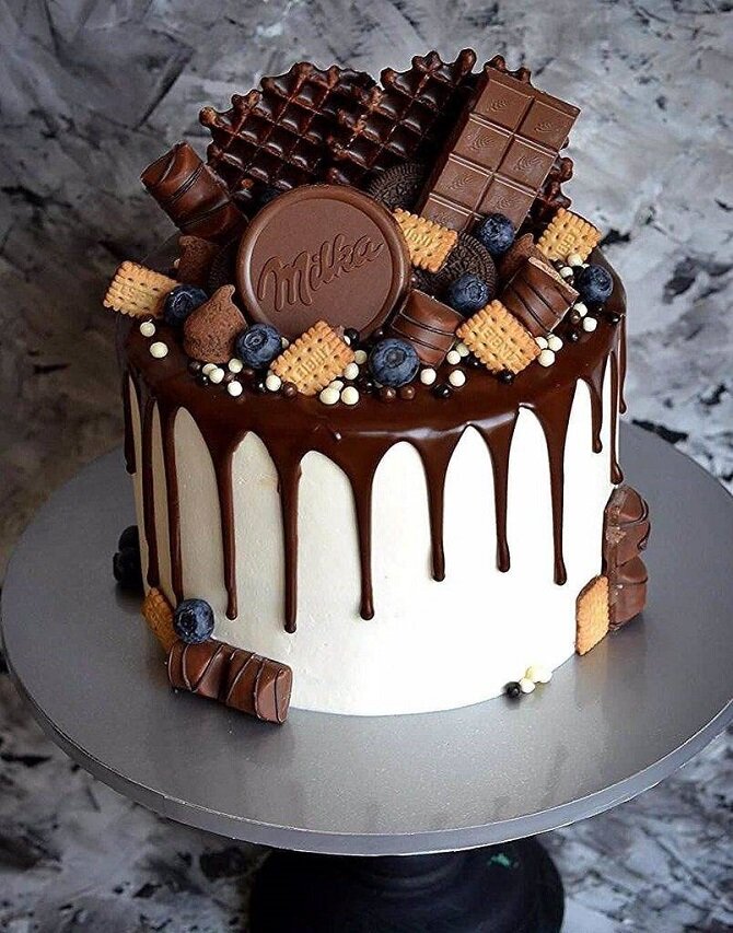 Торт, украшенный конфетами и шоколадками