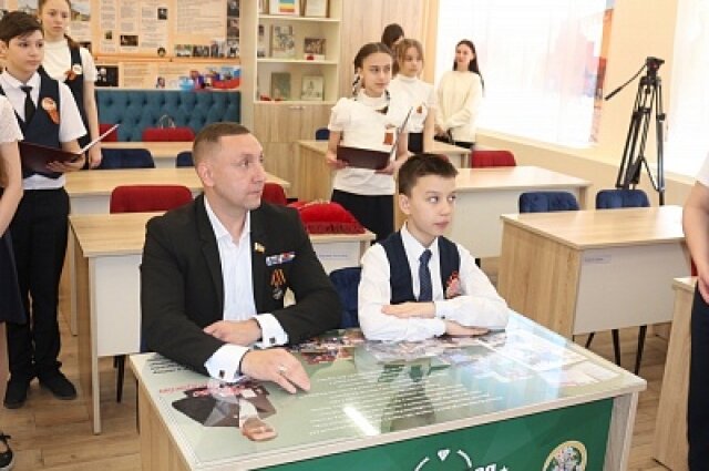    Максим Гелас открыл «Парту героя» в часть самого себя. Фото: Законодательное собрание Ростовской области