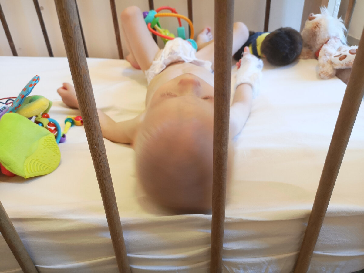 Серёжа в больнице после дома ребёнка. Мамочки, в 1 год и 11 месяцев подгузники 2 размера затянуты вкруговую. Думаю, вам о многом это скажет