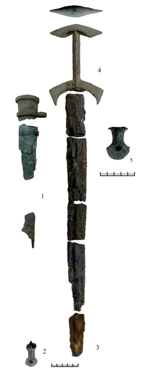 1 — детали ножен; 2, 5 — наконечники ножен; 3 — клинок; 4 — рукоять. 1, 2, 4, 5 (бронза); 3 (железо)