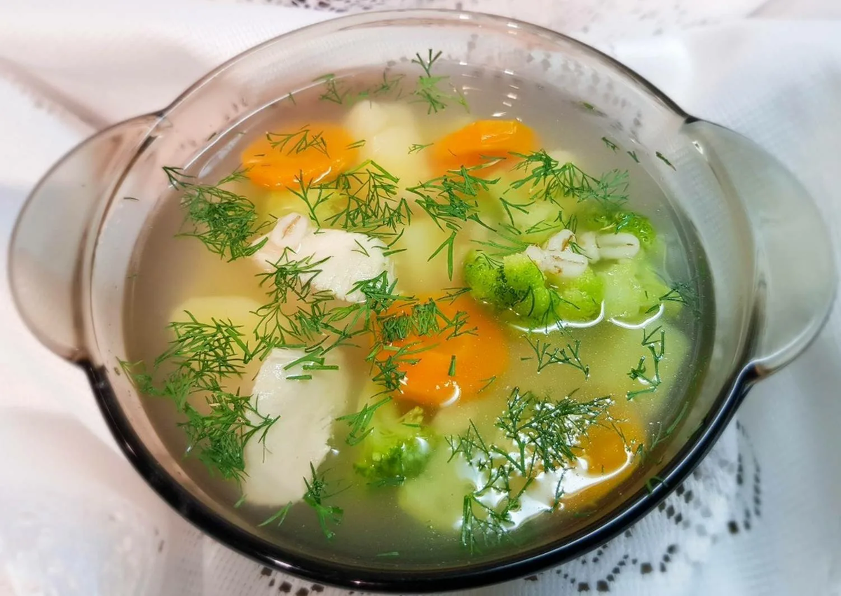 Бульон из курицы. Прозрачные супы. Для супа. Суп с прозрачным бульоном. Прозрачные супы ассортимент