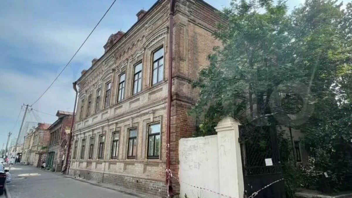     В Казани продают историческое здание на улице Нариманова, 56 за 82 млн рублей. В 2021 году дом купца Мусина вместе с земельным участком пытались отдать за 46,6 млн рублей. Соответствующая информация указана на сайте объявлений.