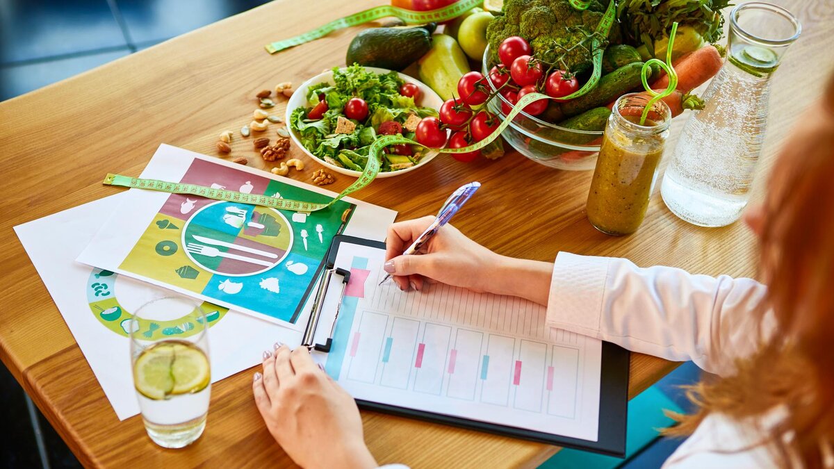 Нутрициоло́гия (от лат. nutritio — питание и греч. λόγος — учение) или наука о питании — наука, направленная на изучение функциональных, метаболических, гигиенических и клинических аспектов взаимодействия питательных веществ и то, как они влияют на организм.