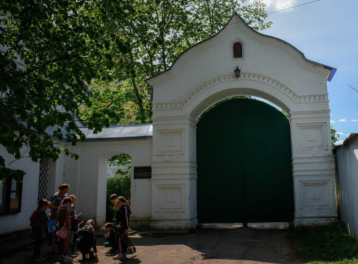 Вход и дети с учителем