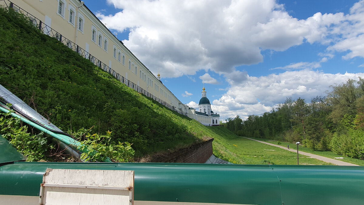 Снято с площадки у входа в пещеры