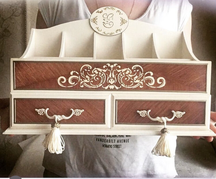 Этот  мини-комод для косметики  в длину 42 см. В руках он кажется огромным. Однако, если его поставить на стол - не такой уж и большой.) 