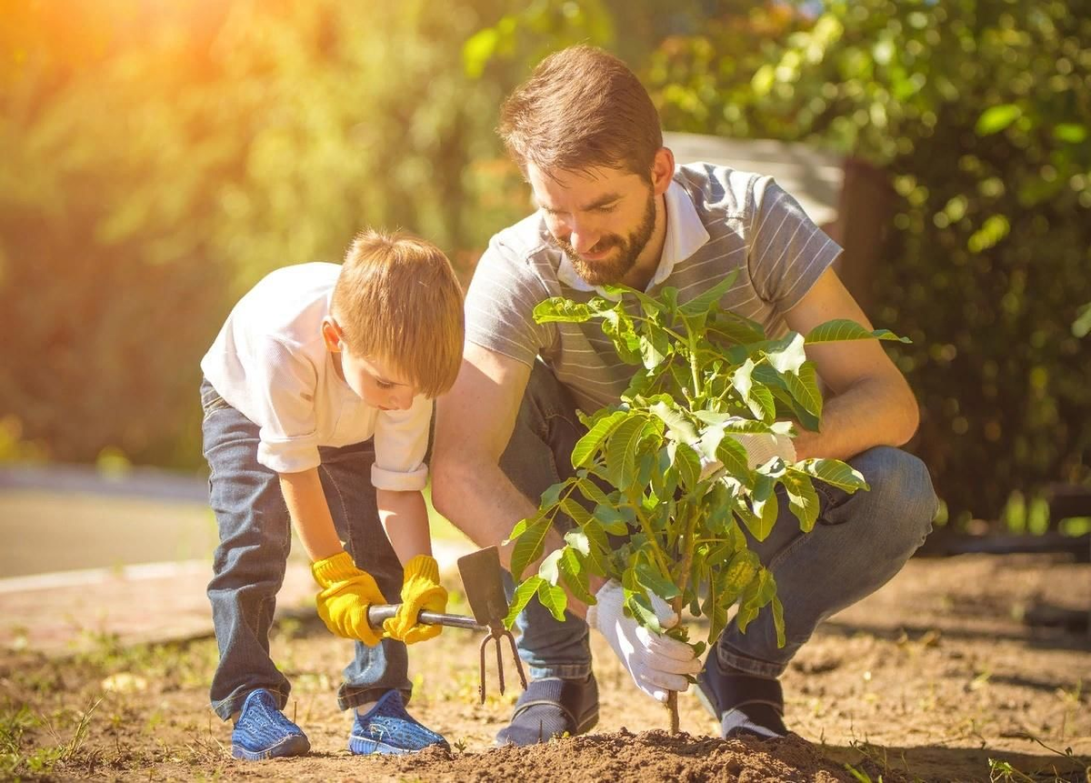 Семья в саду. Дети и природа. Дети сажают деревья. Семья сажает дерево.