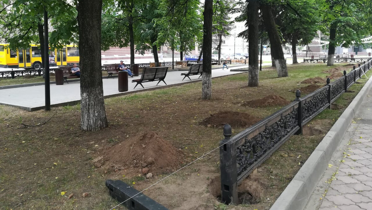     В Ижевске у Национальной библиотеки Удмуртии восстанавливают историческое чугунное ограждение. Рабочие начали монтаж со сквера на улице Советской возле банка. Корреспондент Udm-info запечатлел, как продвигается работа.