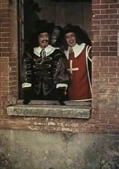 Рошфор смотрит на д'Артаньяна из окна первого этажа (реж. Андре Юнебель, 1953 г.)