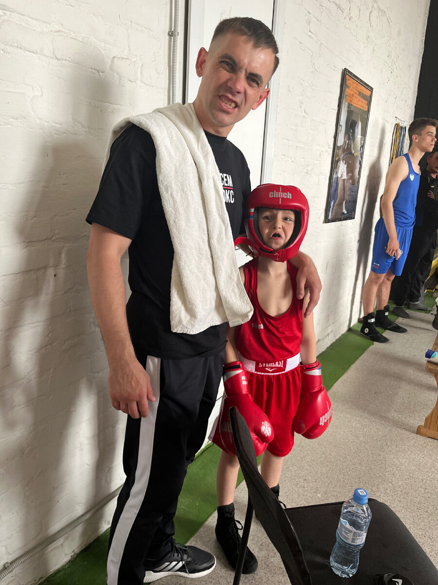 Если ты тренер, то должен быть психологом. Дети разные приходят: у кого одна мама, кто-то живет в достатке, а кому-то на еду еле хватает. Все дети разные. С одним нужно быть жестче, другой слишком ранимый. К каждому из них нужен подход. Правильно выбрал – будет результат и у ребенка, и у тренера.
Я соглашаюсь тренировать с 5-6 лет. Потому что лучше пусть сюда ходят, чем смотрят, что творится за окном. Пусть кувыркаются, борются, мешок колотят, чем занимаются какой-то ерундой на улице. Поставим, научим.
Тренер – он как художник: рисует свою картину. И если начнет всех по одной клеточке рисовать, то получится одна большая клетка из маленьких квадратиков Малевича. А если одного слепил так, а другого – этак, получится произведение. Задача тренера – дать ребенку такой фундамент, который не рассыпется через 10, 15, а то и 20 лет.
Детей непросто расположить к себе. Но если он тебя полюбит, будь добр, работай с ним до конца. Не огорчай, иначе навредишь ему в будущем. Это большая ответственность: чтобы ребенок не сломался и не перестал доверять взрослым. У некоторых из них получается все и сразу, у других проходит месяц, год... А потом смотришь: бутончик начал раскрываться.