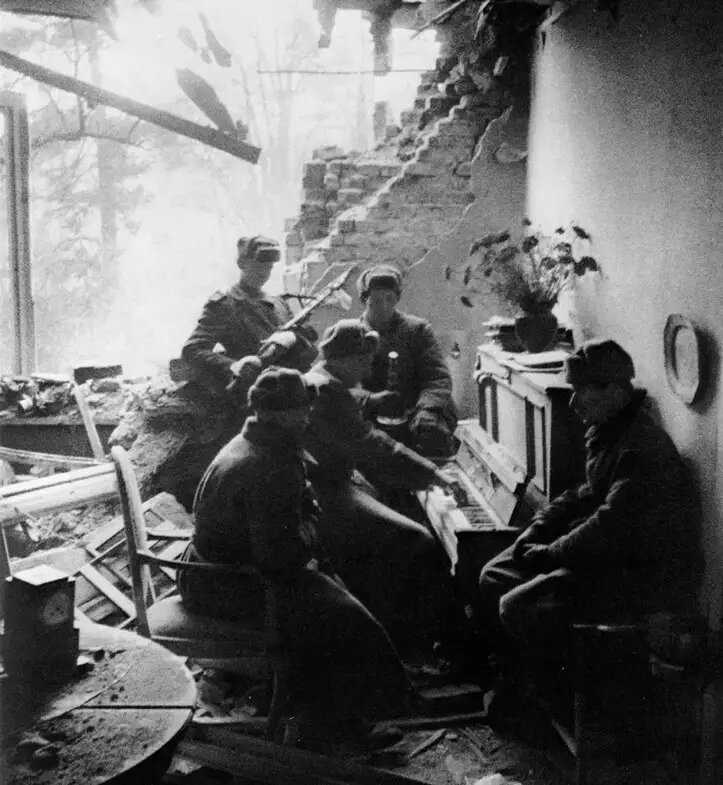 Русские солдаты играют на пианино, Германия, 1945 год