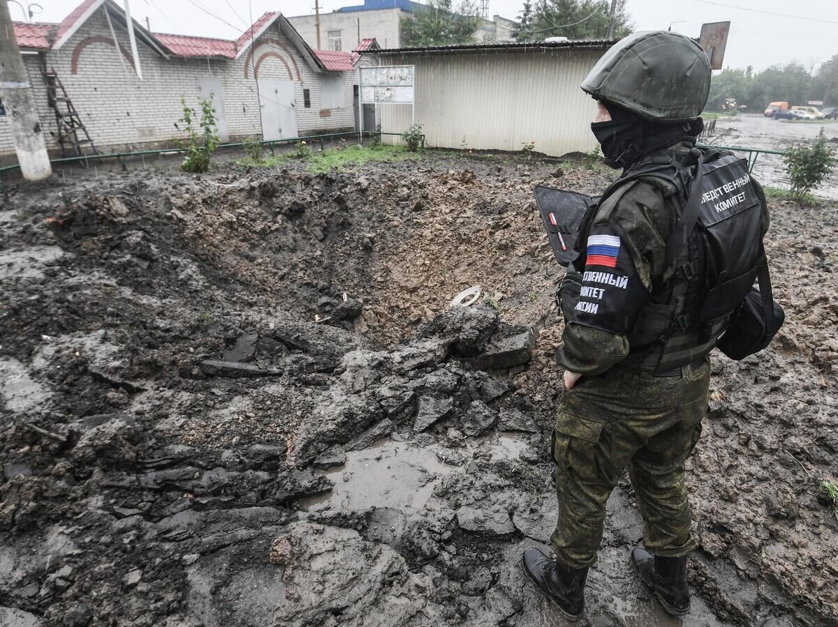    Сотрудник Следственного комитета РФ проводит следственные действия после обстрела ВСУ населённого пункта Михайловка© РИА Новости / Константин Михальчевский