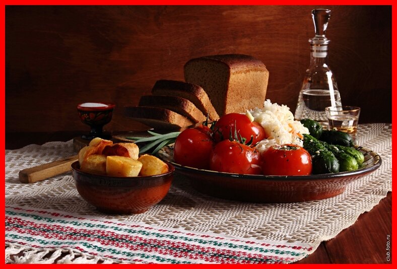  В свой первый приезд в дом свекрови Галя запомнила удивительно вкусные бочковые соленые огурцы и помидоры 