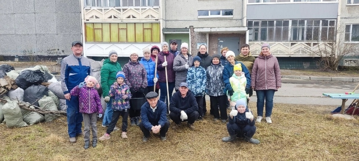    Житель Кондопоги вместе с сыном самостоятельно благоустраивает свой дворпаблик администрации Кондопожского района «ВКонтакте»