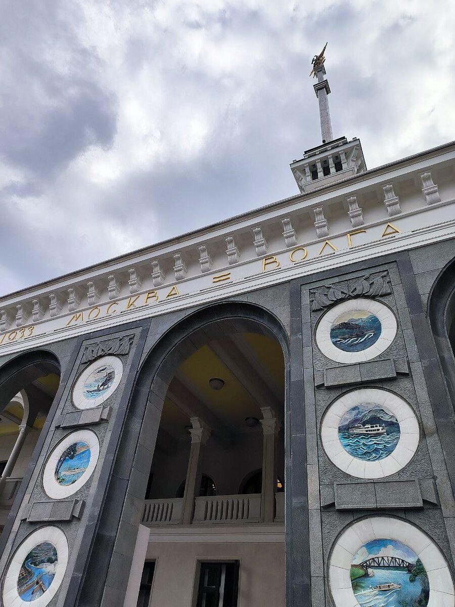 24 майолики с изображениями достижений тех лет размещены на колоннах двух фасадов. Фото автора.