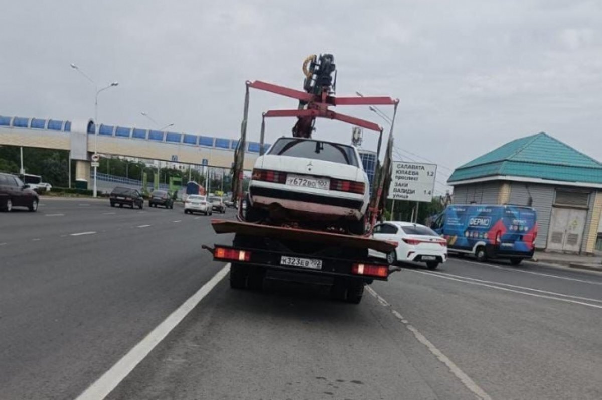 В Уфе наказали водителя после ролика в соцсетях о человеке на крыше авто |  АиФ – Уфа | Дзен