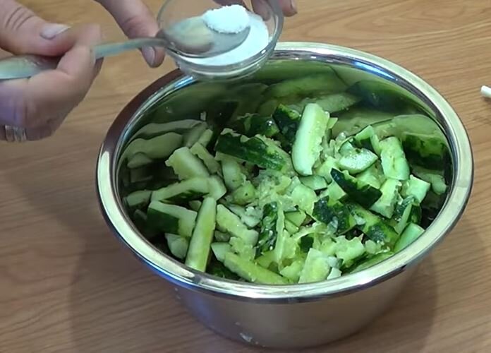 Китайский салат из языка с огурцами