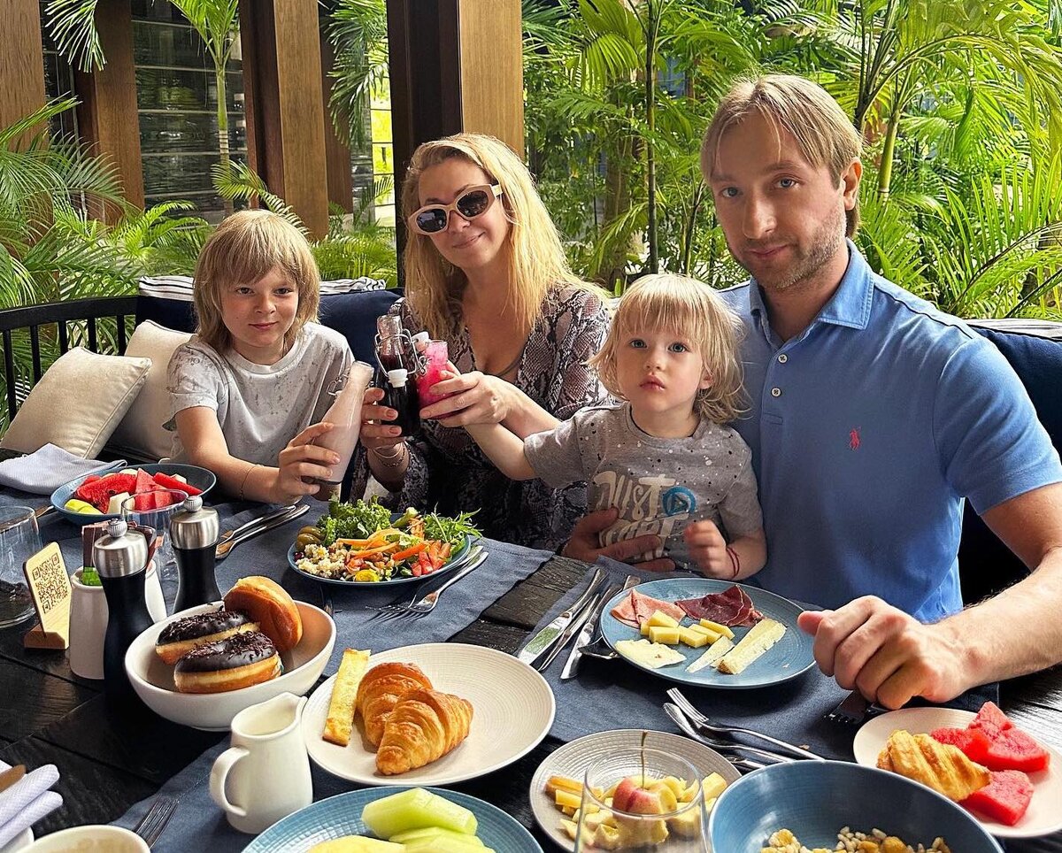 Яна Рудковская и Евгений Плющенко с сыновьями