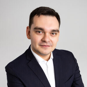По словам директора по развитию компании STEP Алексея Смирнова, рост различных типов и видов мобильности на электротяге в российских городах происходит очень быстро, и развитие соответствующей инфраструктуры сейчас происходит в догоняющем режиме. Впрочем, для будущего электротранспорта необходимы не только станции зарядки, считает спикер: «Российские города начинают двигаться в сторону развития инфраструктуры электротранспорта, но далеко не везде они оказались готовы к его активному росту. Электротранспорт нужно популяризировать в рамках государственной программы, отвечать на часто возникающие вопросы, а будет ли электрокар работать зимой, не заглохнет ли, рассказывать о том, что электротранспорт в целом — это здоровая и выгодная альтернатива, которая экономит деньги. Да, она выглядит дорогой при покупке, на старте, но если сравнивать с автомобилем на двигателе внутреннего сгорания в долгосрочной перспективе, то обслуживание электроавтомобиля гораздо дешевле. Литр бензина стоит в среднем 55 рублей, а киловатт электроэнергии в Москве от городской зарядки стоит 0 рублей, парковка в городе для обычного автомобиля в центре порядка 400 рублей, для электротранспорта 0 рублей, транспортный налог от 2 тысяч и выше, а на электромобиль налога нет».