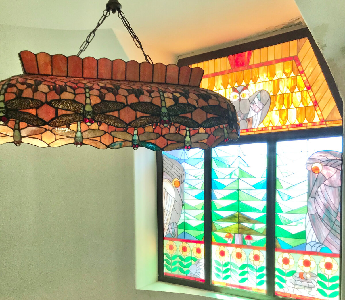 В этой парадной можно увидеть необычные люстры и витраж