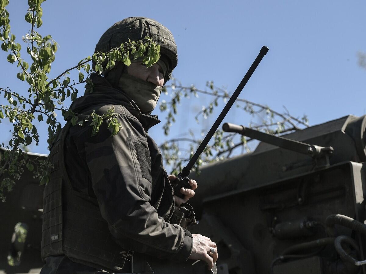    Военнослужащий ВС РФ во время подготовки самоходной артиллерийской установки (САУ) "Гиацинт-С" к боевой стрельбе на Ореховском направлении в Запорожской области© РИА Новости / Константин Михальчевский
